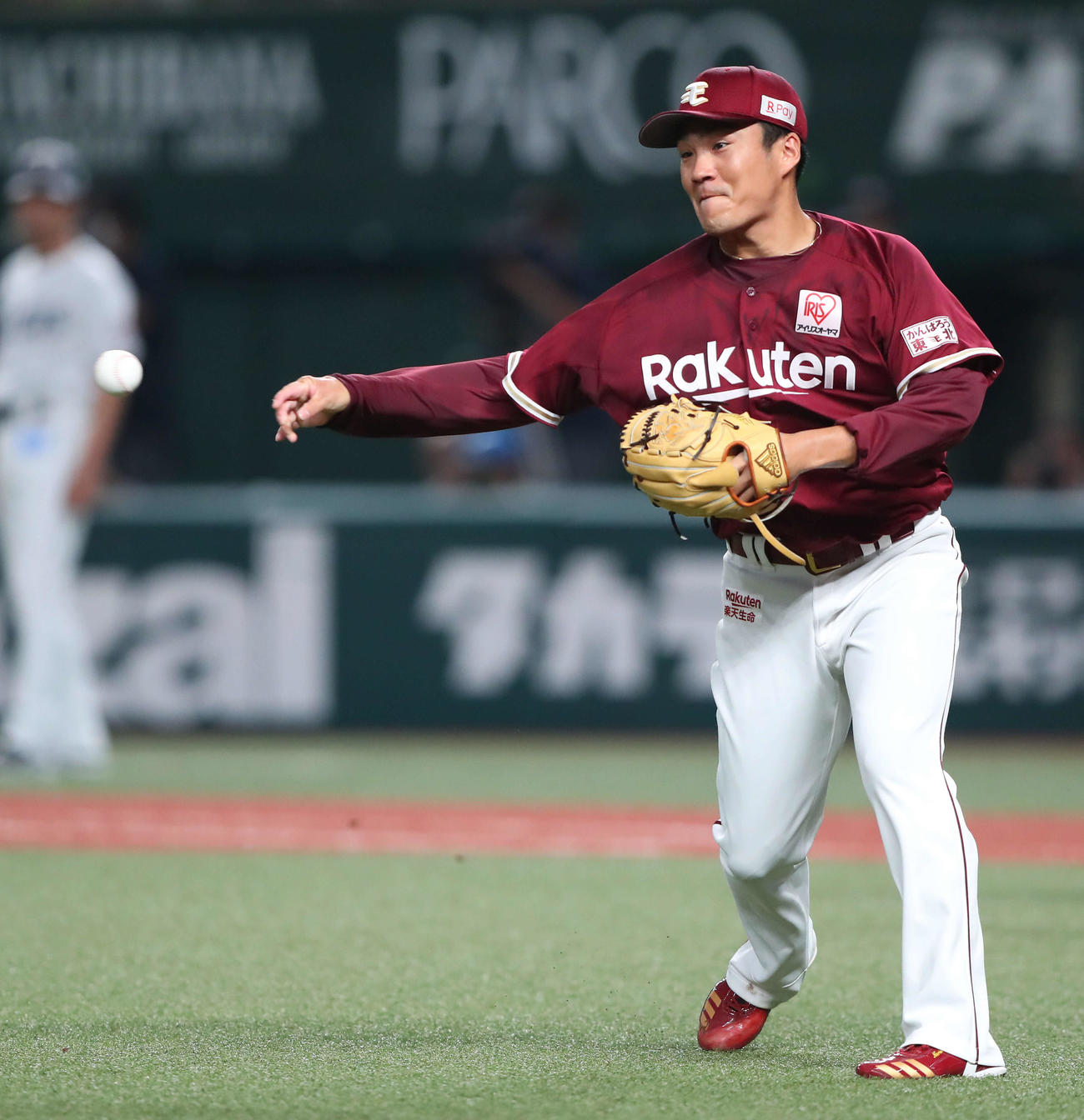 西武対楽天　1回裏西武無死一、二塁、外崎の犠打を三塁に送球する則本（撮影・河田真司）