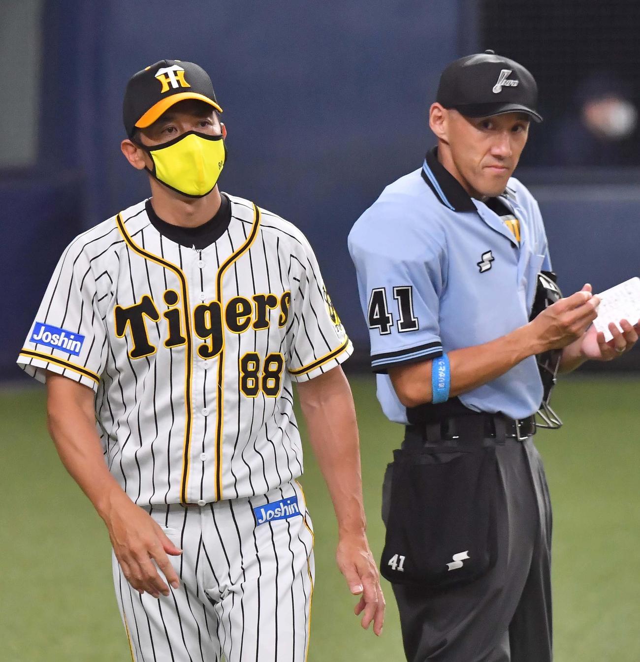 阪神対広島　選手交代を告げる矢野監督（撮影・上田博志）