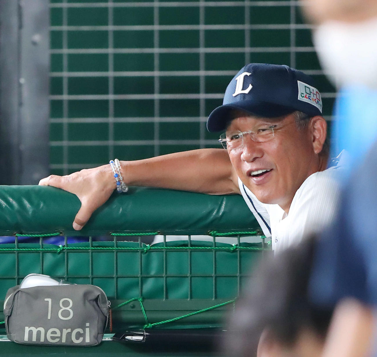 西武対楽天　7回裏を終え笑顔を見せる辻監督（撮影・河田真司）