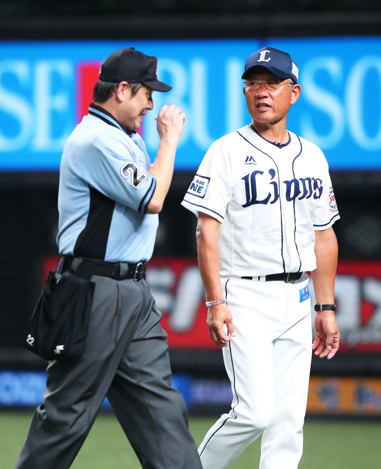 西武対楽天　3回裏西武の攻撃を終え選手交代を告げる辻監督（撮影・河田真司）　　　