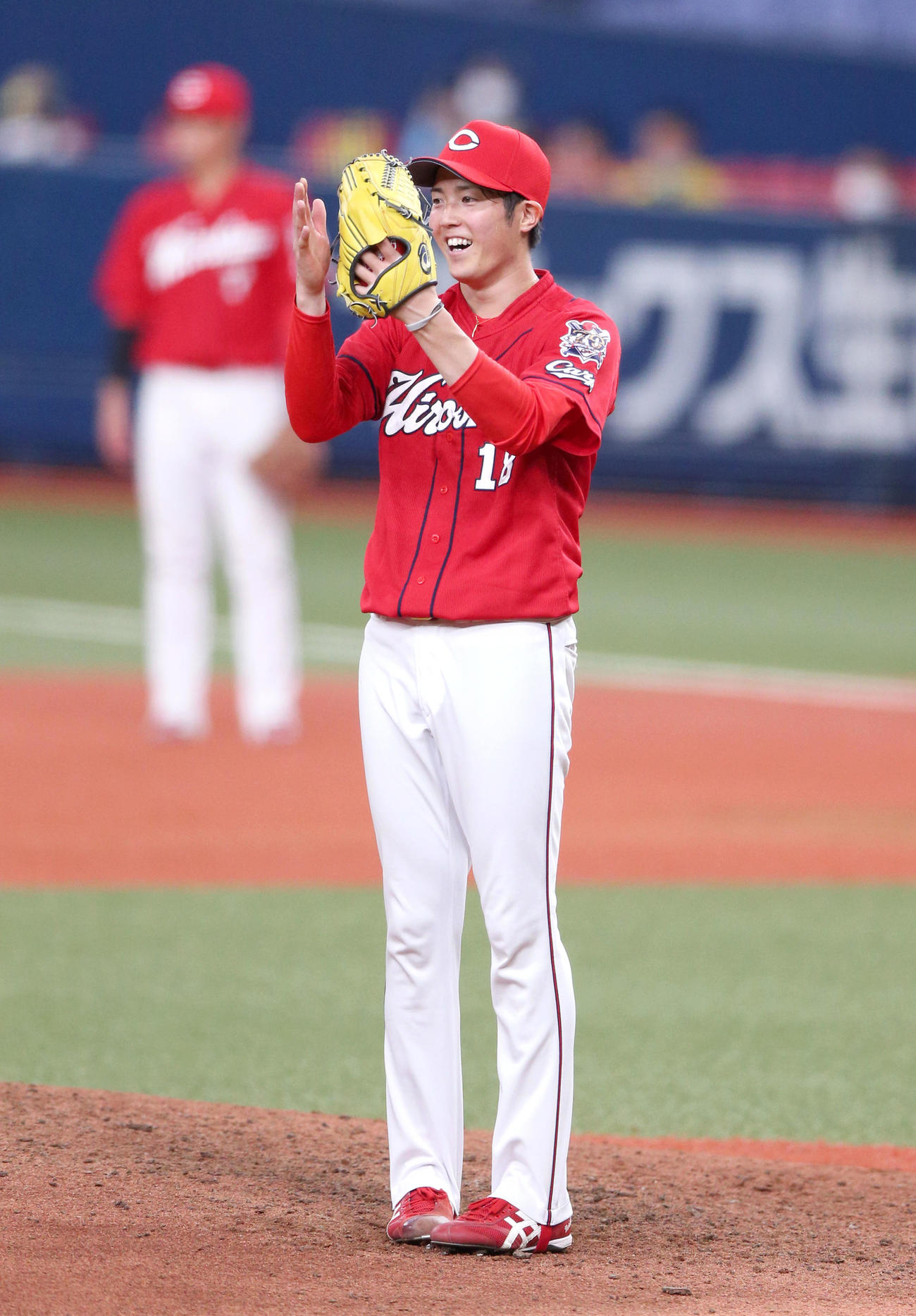 森下は代打糸井の打球を好捕した野間峻祥に笑顔で拍手を送る（撮影・上山淳一）