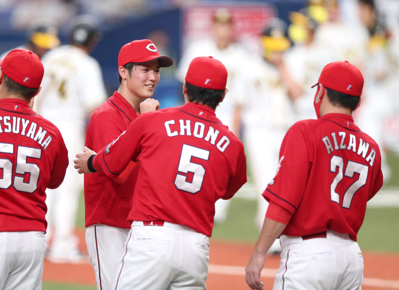 プロ初完投初完封で4勝目を挙げた広島の森下（左から2人目）はナインの出迎えに笑顔をい見せる（撮影・上山淳一）