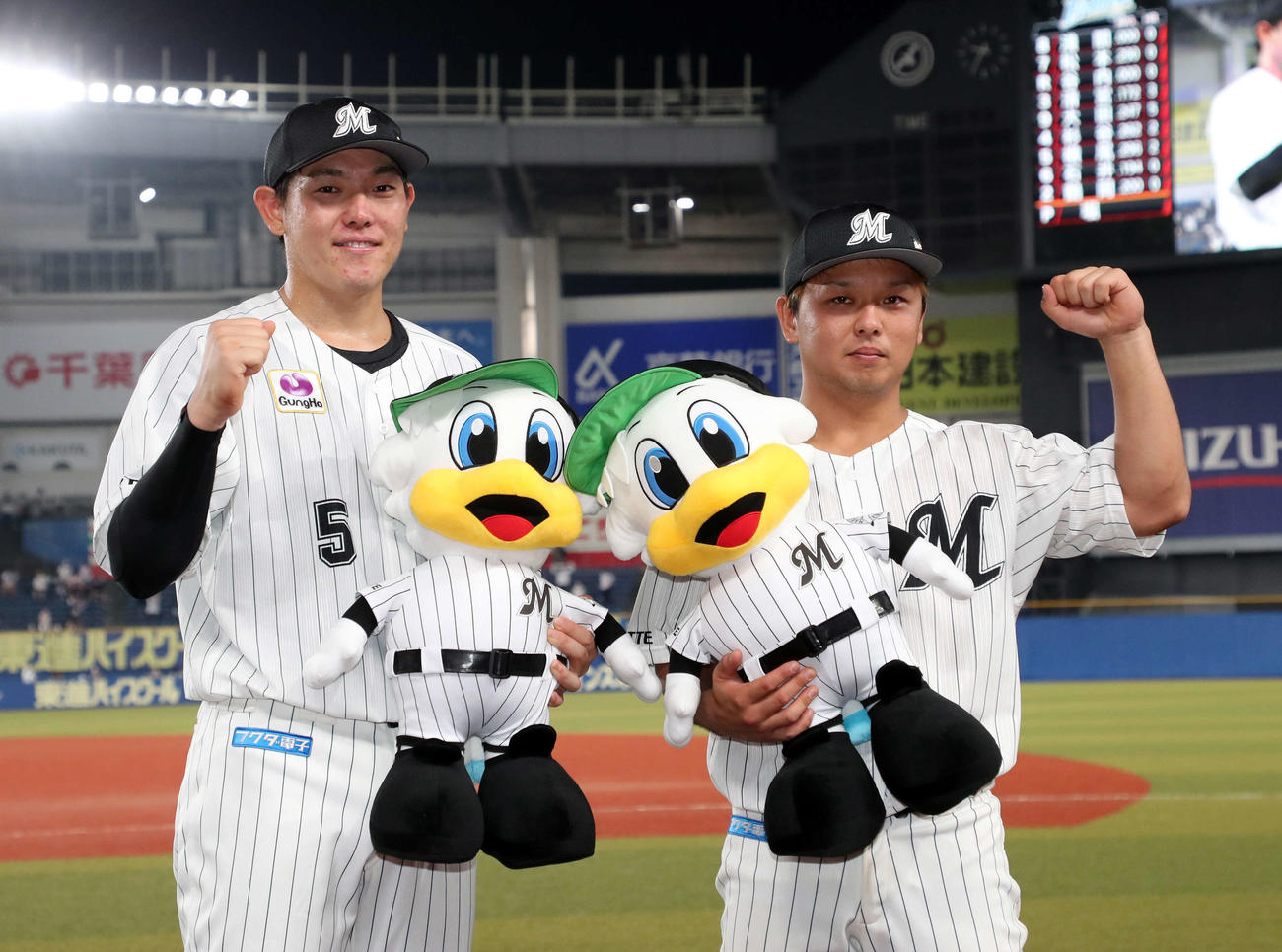 ロッテ対日本ハム　お立ち台で笑顔でガッツポーズするロッテ安田と田村（撮影・鈴木正人）