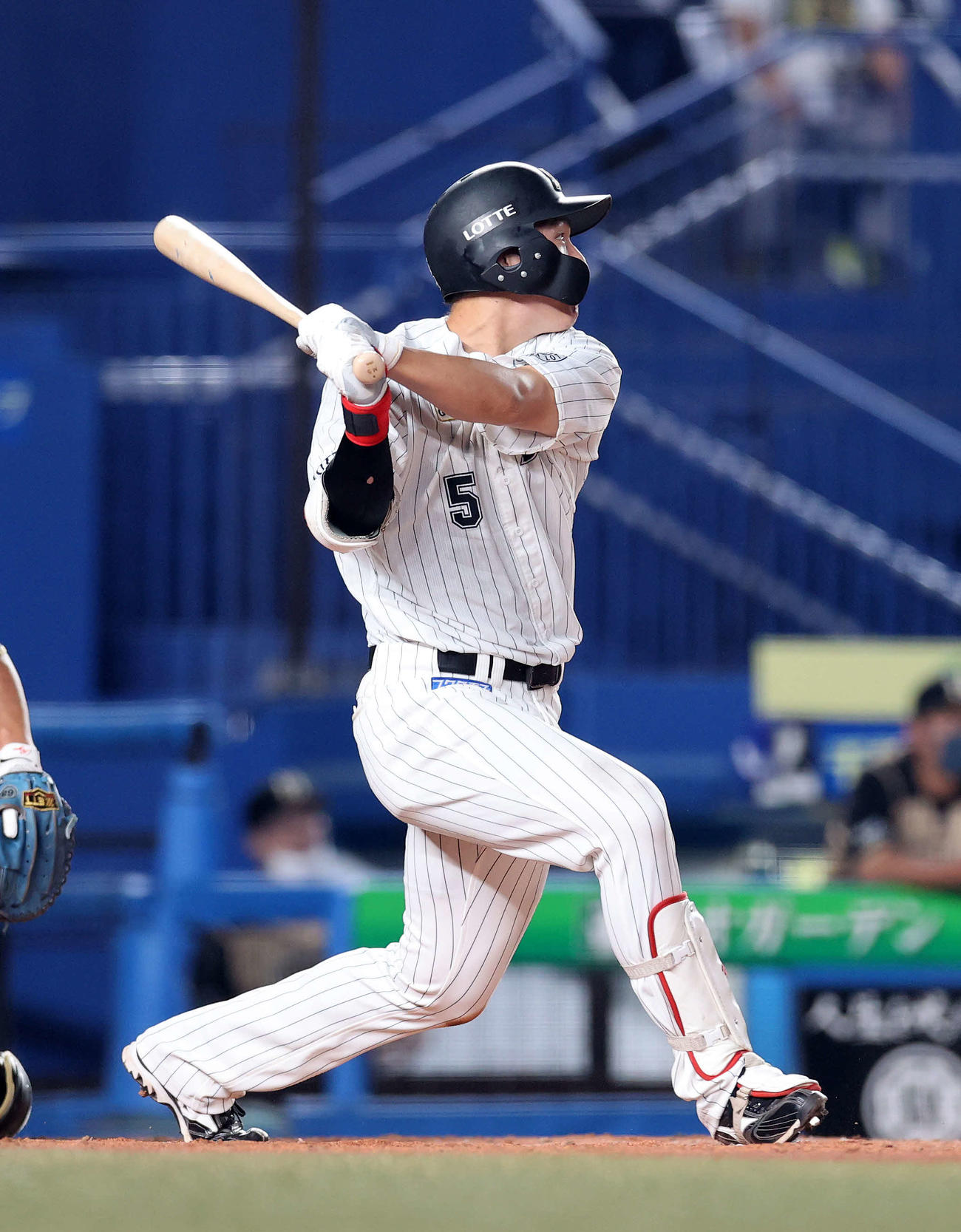 ロッテ対日本ハム　3回裏ロッテ2死満塁、安田は左越え適時二塁打を放つ（撮影・鈴木正人）