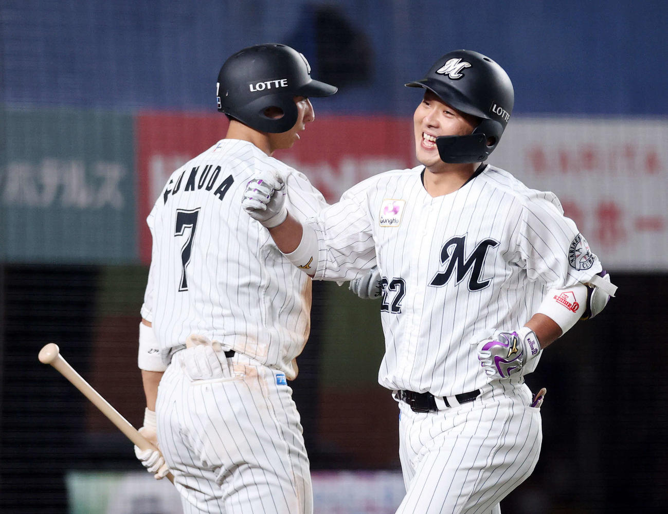 ロッテ対日本ハム　3回裏ロッテ1死一、二塁、田村（右）は左越え本塁打を放ち福田秀と笑顔でエアタッチ（撮影・鈴木正人）
