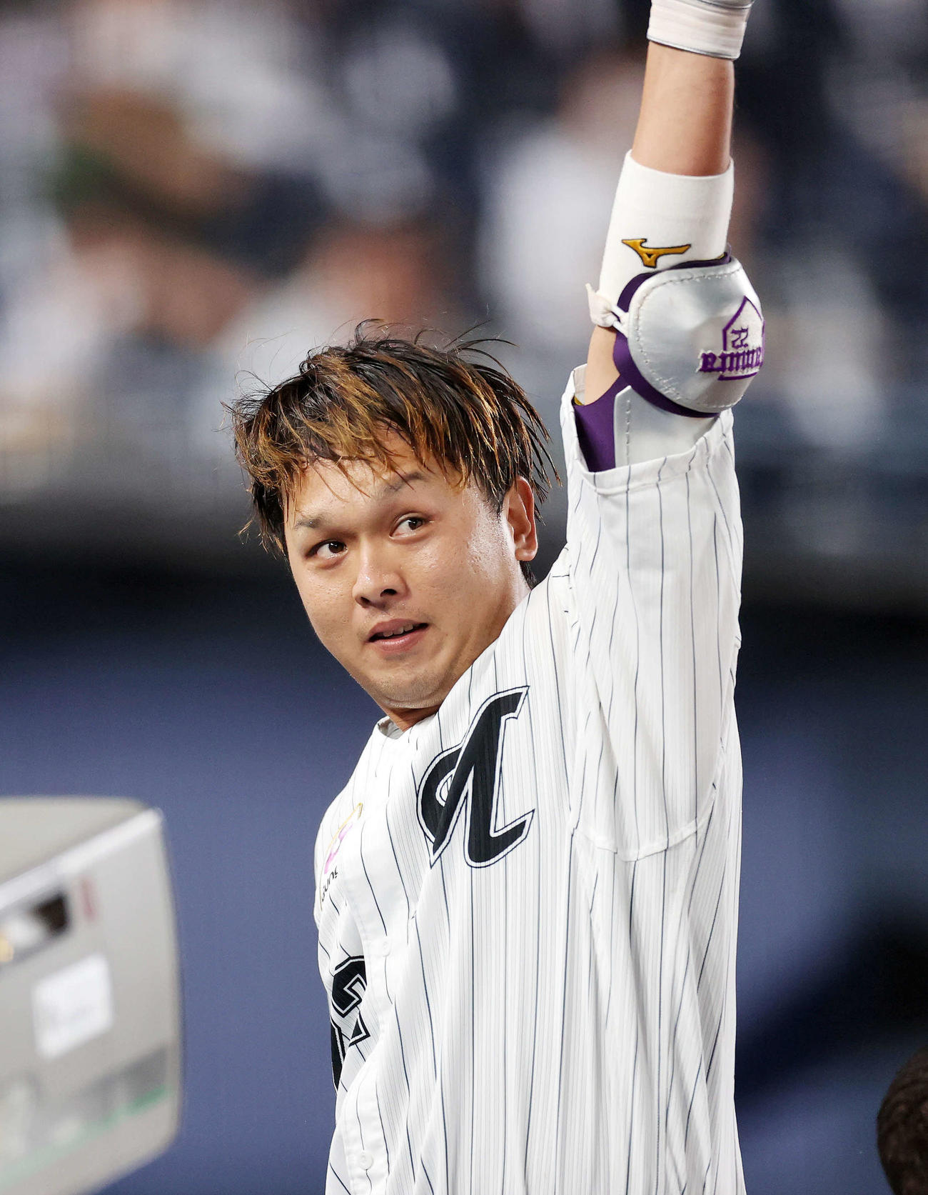 ロッテ対日本ハム　3回裏ロッテ1死一、二塁、田村は左越え本塁打を放ちファンにあいさつする（撮影・鈴木正人）