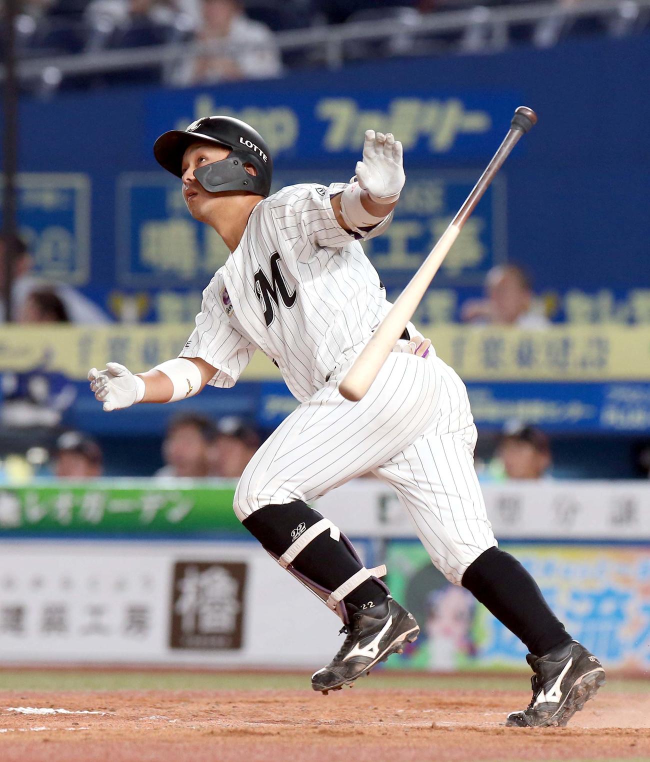 ロッテ対日本ハム　3回裏ロッテ1死一、二塁、田村は左越え3点本塁打を放つ（撮影・佐藤翔太）