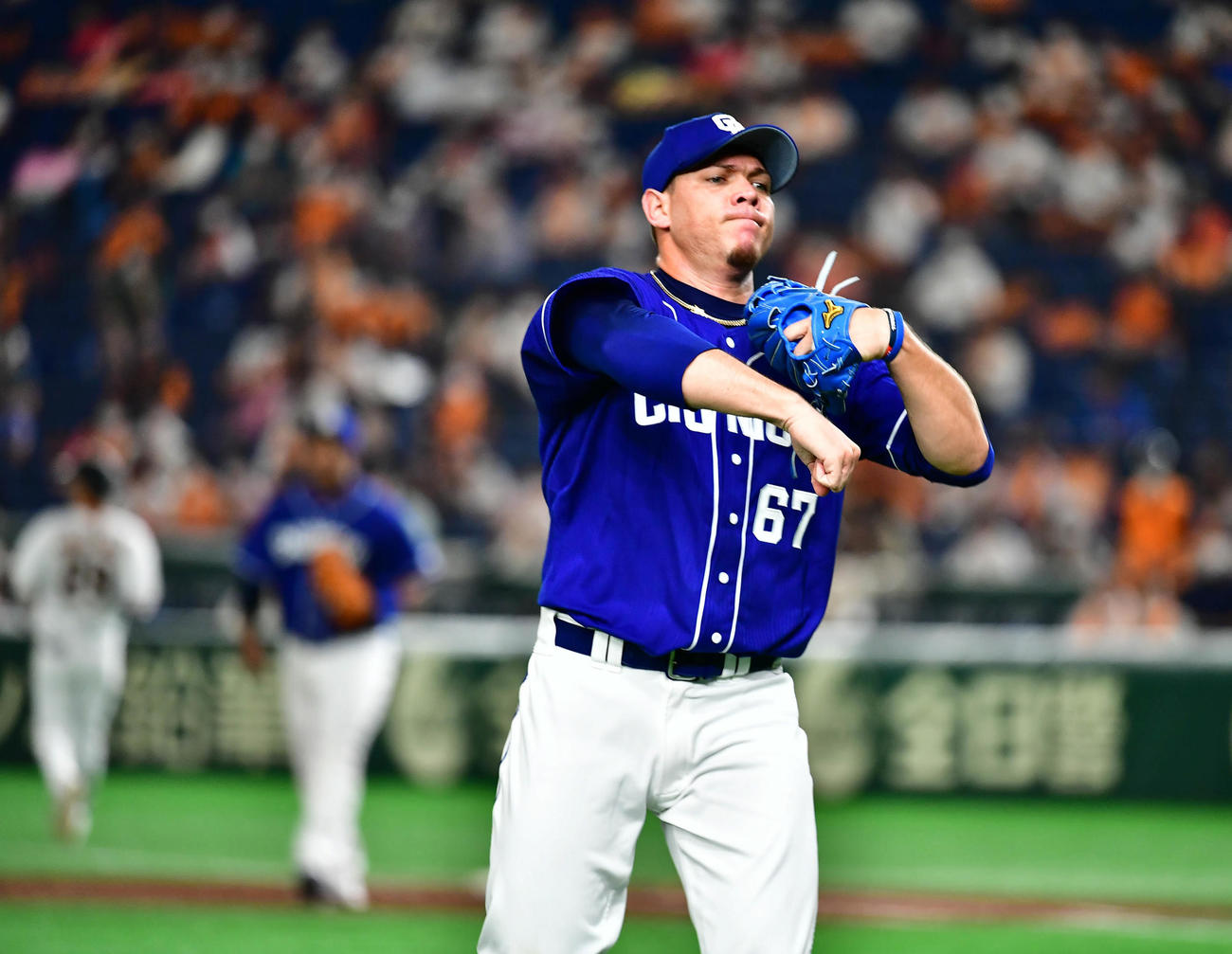 巨人対中日　2回裏巨人2死三塁、中日先発のロドリゲスは吉川尚の遊ゴロでピンチをしのぎガッツポーズ（撮影・小沢裕）