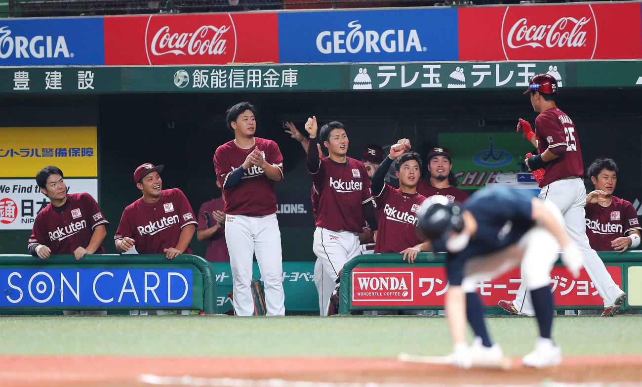 西武対楽天　9回表楽天2死三塁、辰己の同点打で田中（右）が生還し盛り上がるベンチナイン（撮影・河田真司）
