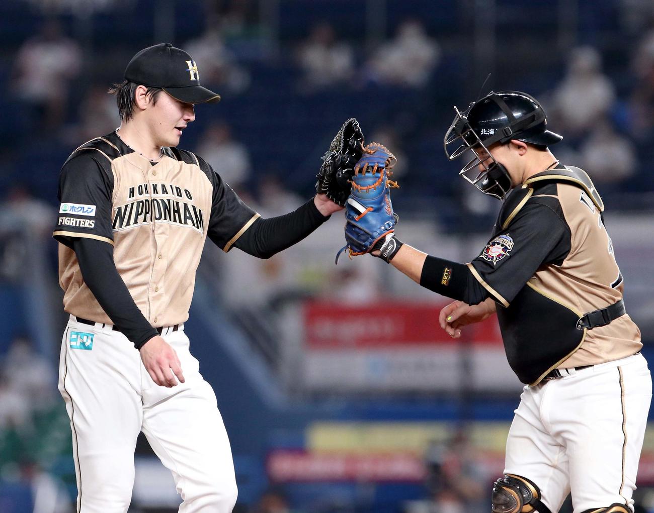 ロッテ対日本ハム　7回裏を無失点に抑えグラブタッチを交わす日本ハム有原と宇佐見（右）（撮影・佐藤翔太）