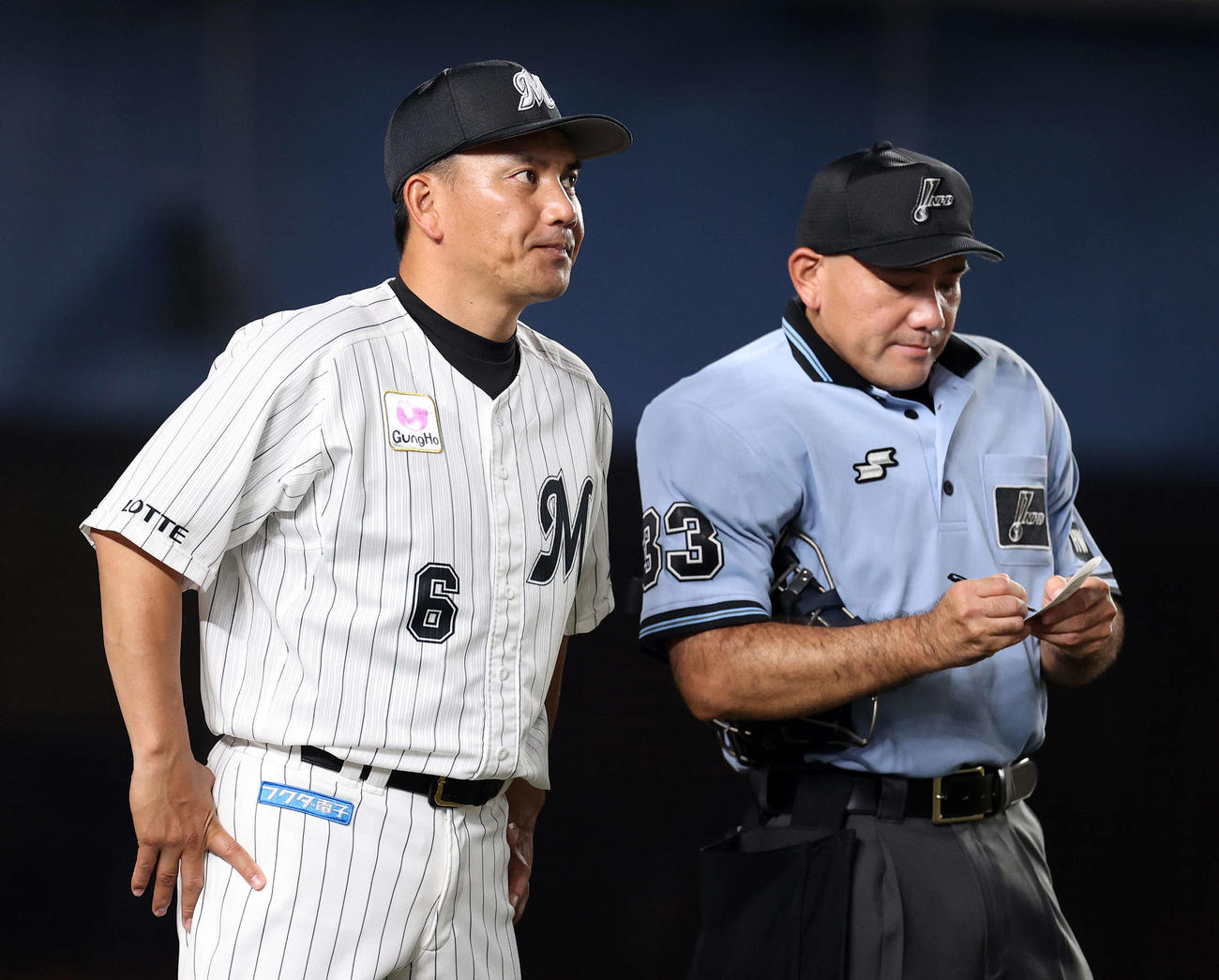 ロッテ対日本ハム　9回表、投手交代を告げるロッテ井口監督（撮影・鈴木正人）