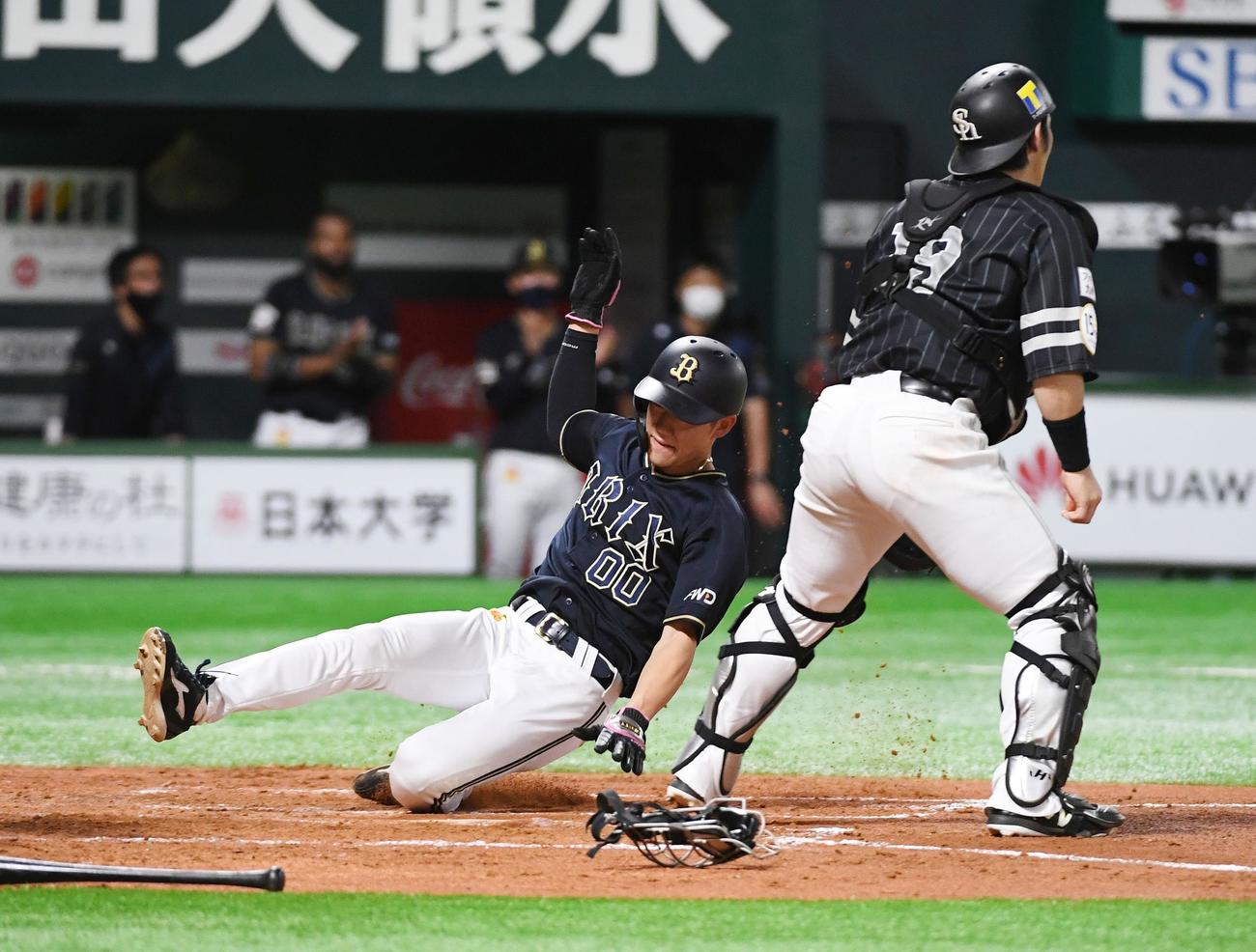 ソフトバンク対オリックス　2回表オリックス1死満塁、福田周平の2点適時打で生還する二塁走者の西浦颯大、捕手は甲斐拓也（撮影・今浪浩三）