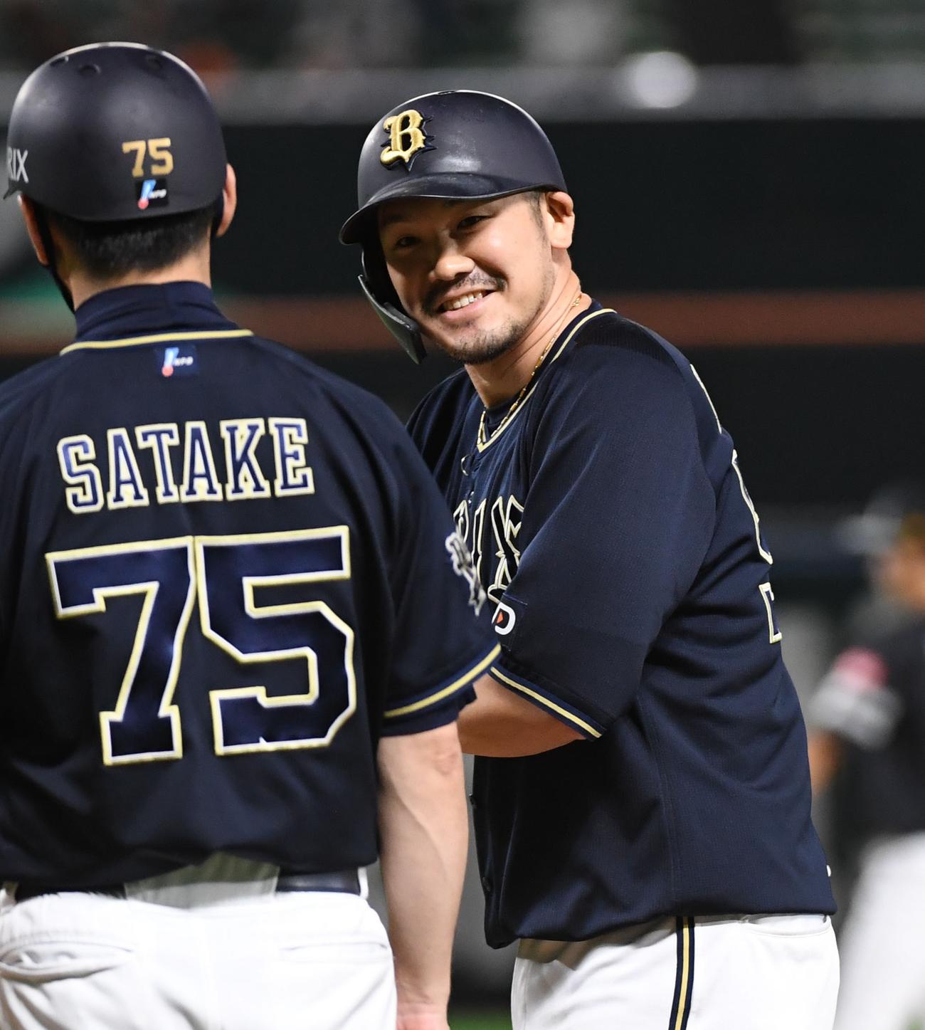 1回表オリックス2死二、三塁、T－岡田は左翼線に先制の2点適時打を放ち笑顔を見せる（撮影・今浪浩三）