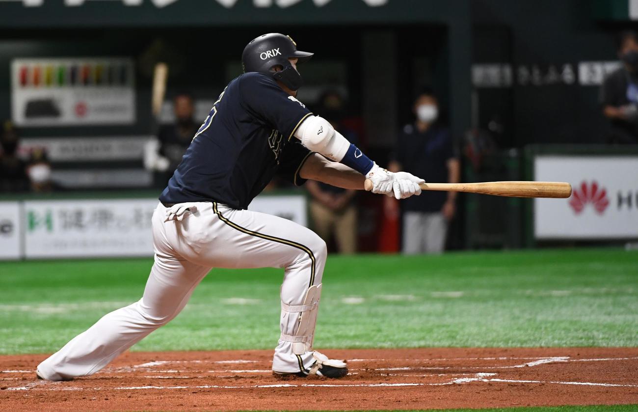 1回表オリックス2死二、三塁、T－岡田は左翼線に先制の2点適時打を放つ（撮影・今浪浩三）