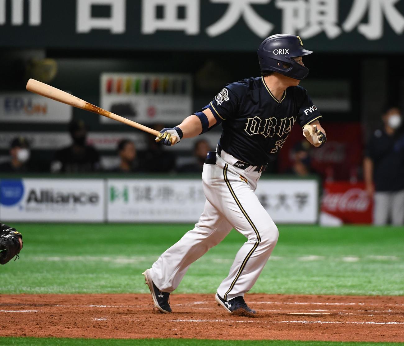 吉田正尚は左中間適時二塁打を放つ（撮影・今浪浩三）