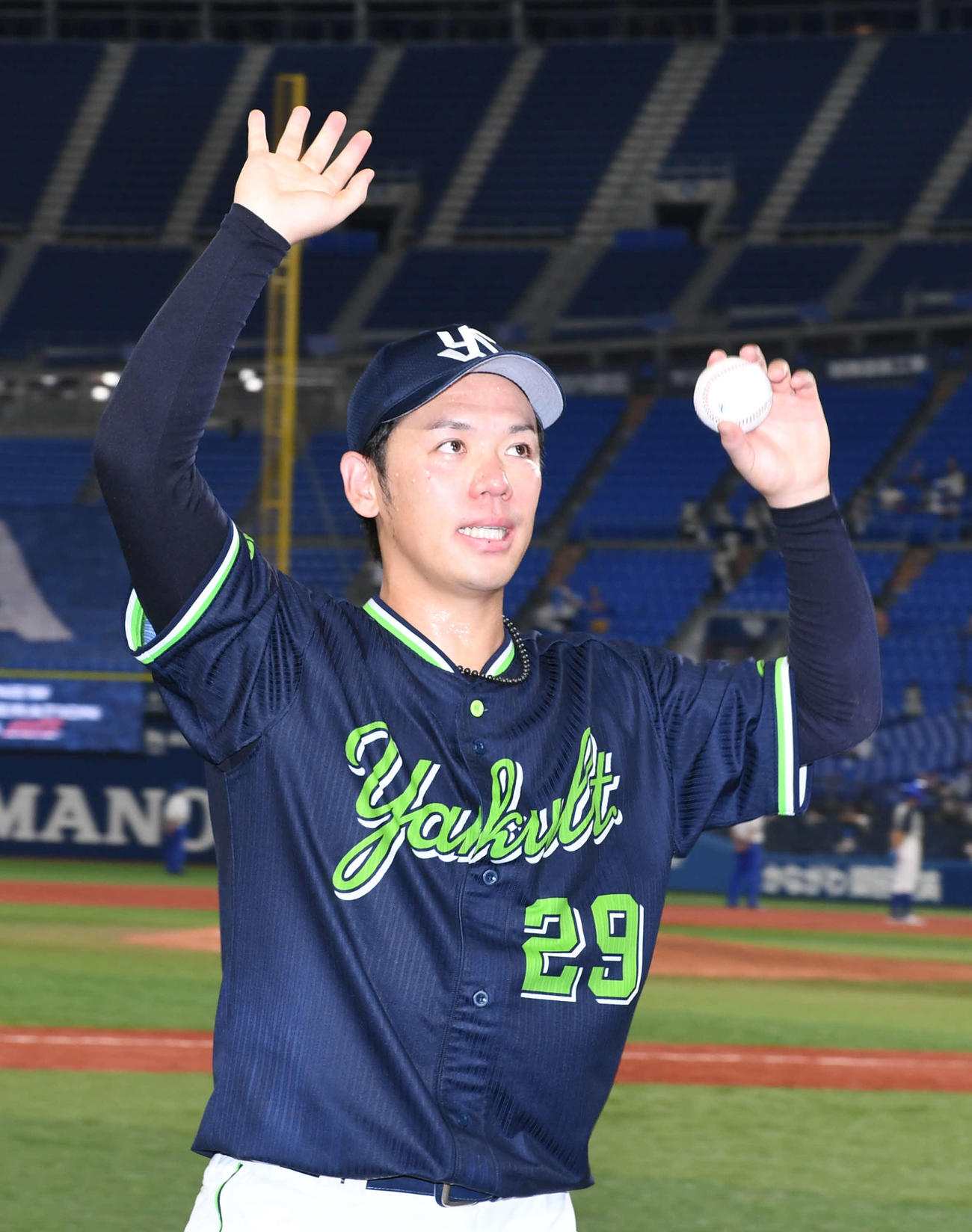 DeNA対ヤクルト　ノーヒットノーランを達成したヤクルト小川は声援に手を振って応える（撮影・山崎安昭）