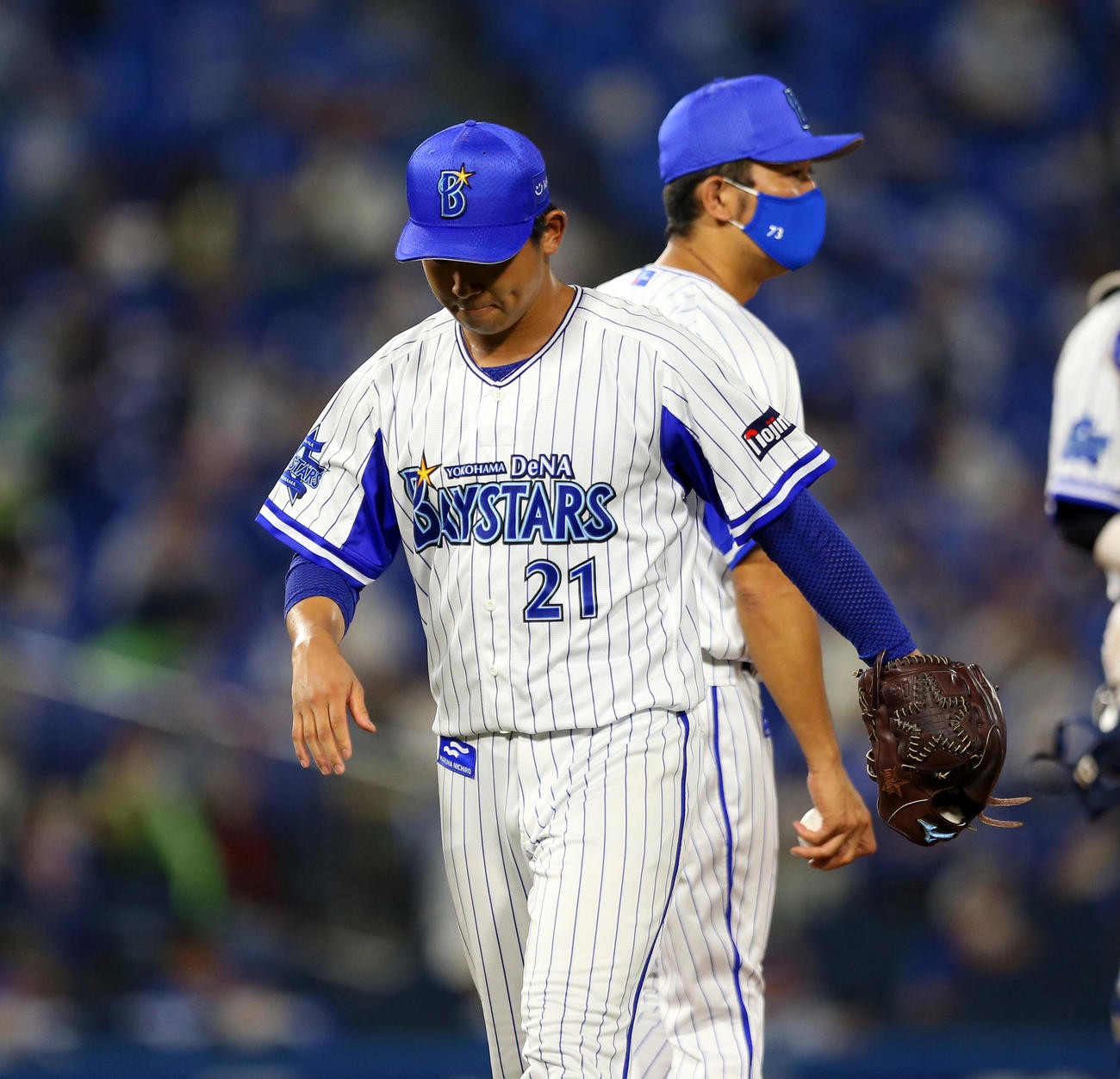 DeNA対ヤクルト　4回表ヤクルト1死満塁、降板する今永（手前）（撮影・大野祥一）