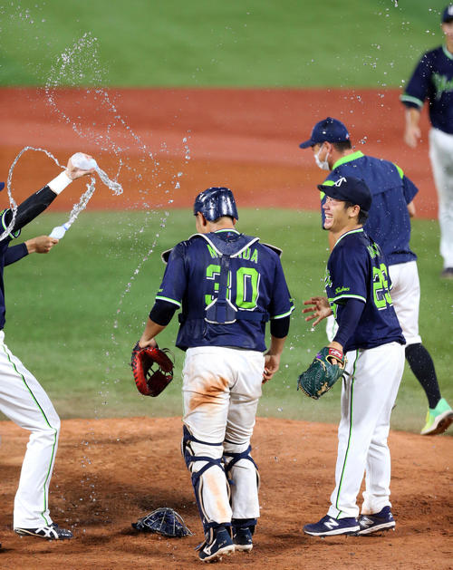 DeNA対ヤクルト　ノーヒットノーランを達成し、水を掛けられ笑顔のヤクルト小川（右手前）（撮影・大野祥一）