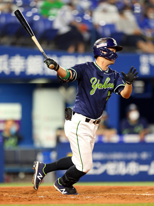 DeNA対ヤクルト　3回表ヤクルト1死二塁、右中間を破る適時二塁打を放つ青木（撮影・大野祥一）