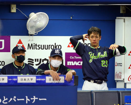 DeNA対ヤクルト　7回裏、ヤクルト斎藤コーチ（左）と話しながらストレッチする小川（撮影・大野祥一）