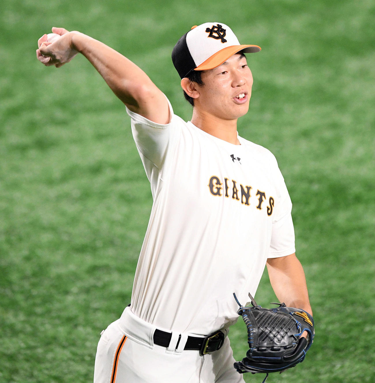 巨人対中日　試合前練習のキャッチボールで調整する巨人畠（撮影・滝沢徹郎）