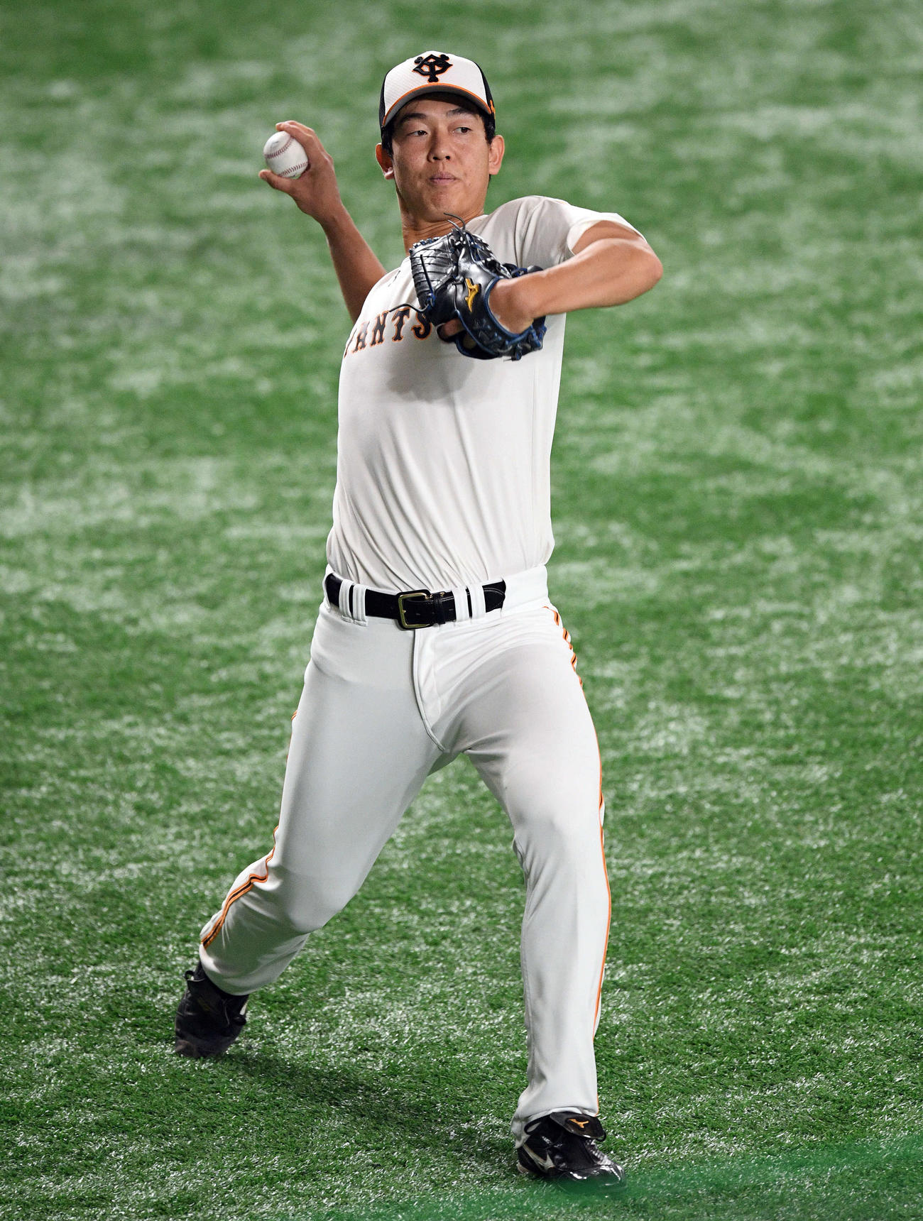 巨人対中日　試合前練習のキャッチボールで調整する巨人畠（撮影・滝沢徹郎）