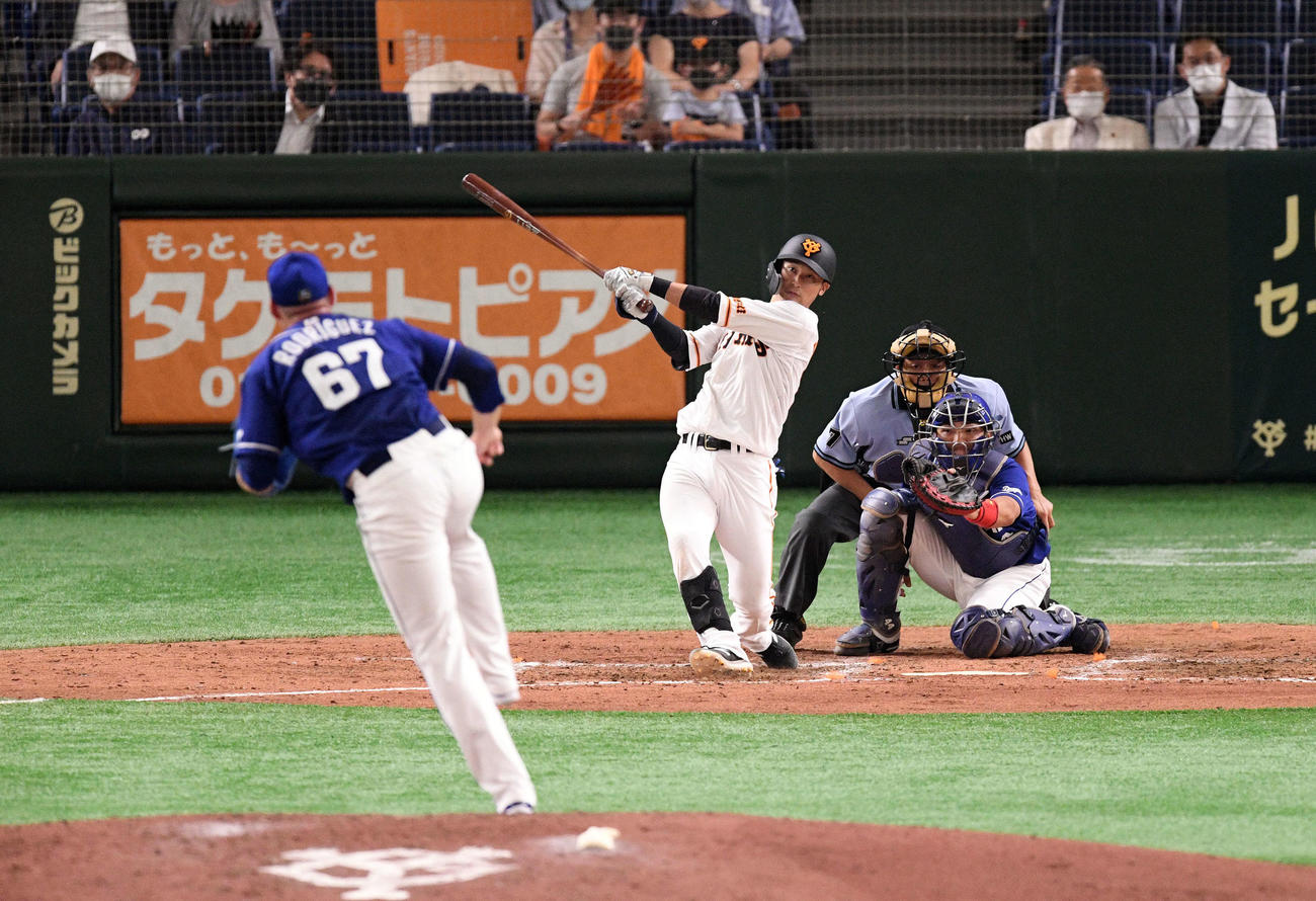 巨人対中日　4回裏巨人1死満塁、吉川尚は中前適時打を放つ。投手ロドリゲス（撮影・滝沢徹郎）