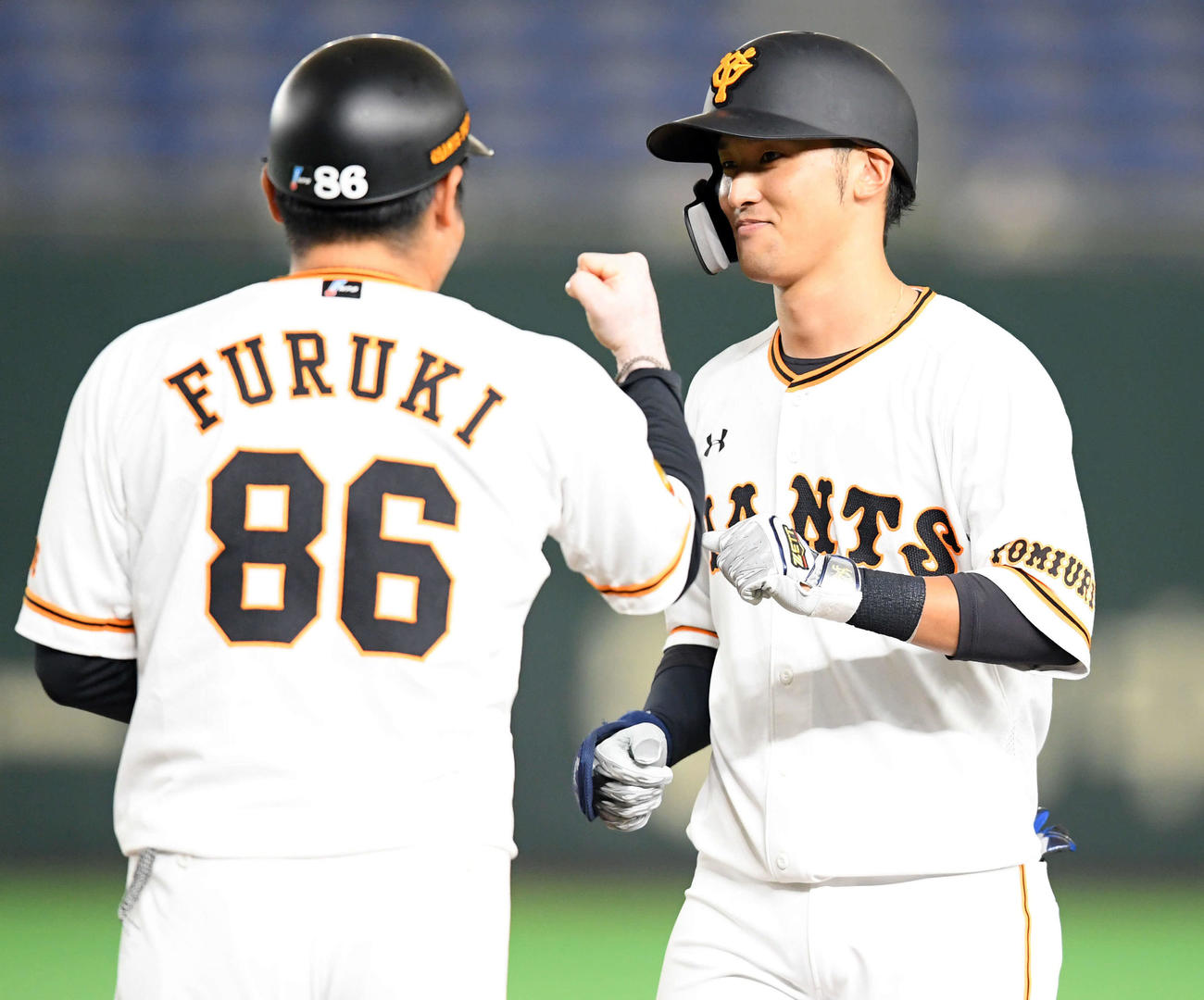 巨人対中日　4回裏巨人1死満塁、中前適時打を放った吉川尚（撮影・たえ見朱実）