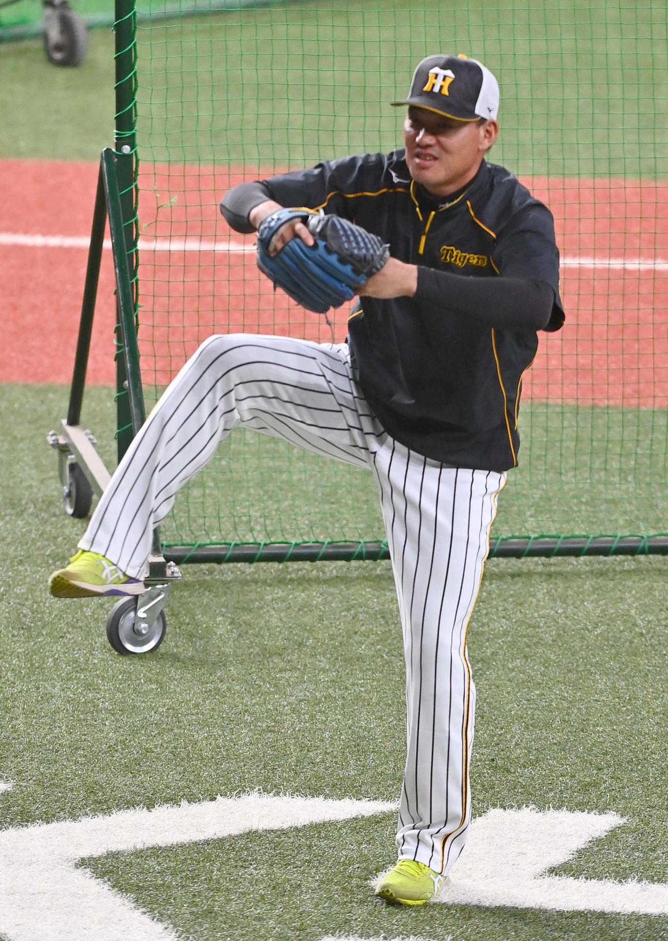 山本昌のまねをする？福留孝介（撮影・上田博志）