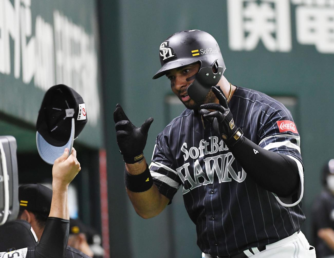 ソフトバンク対オリックス　4回裏ソフトバンク1死、バレンティンは中越えにソロ本塁打を放ちナインに迎えられる（撮影・今浪浩三）