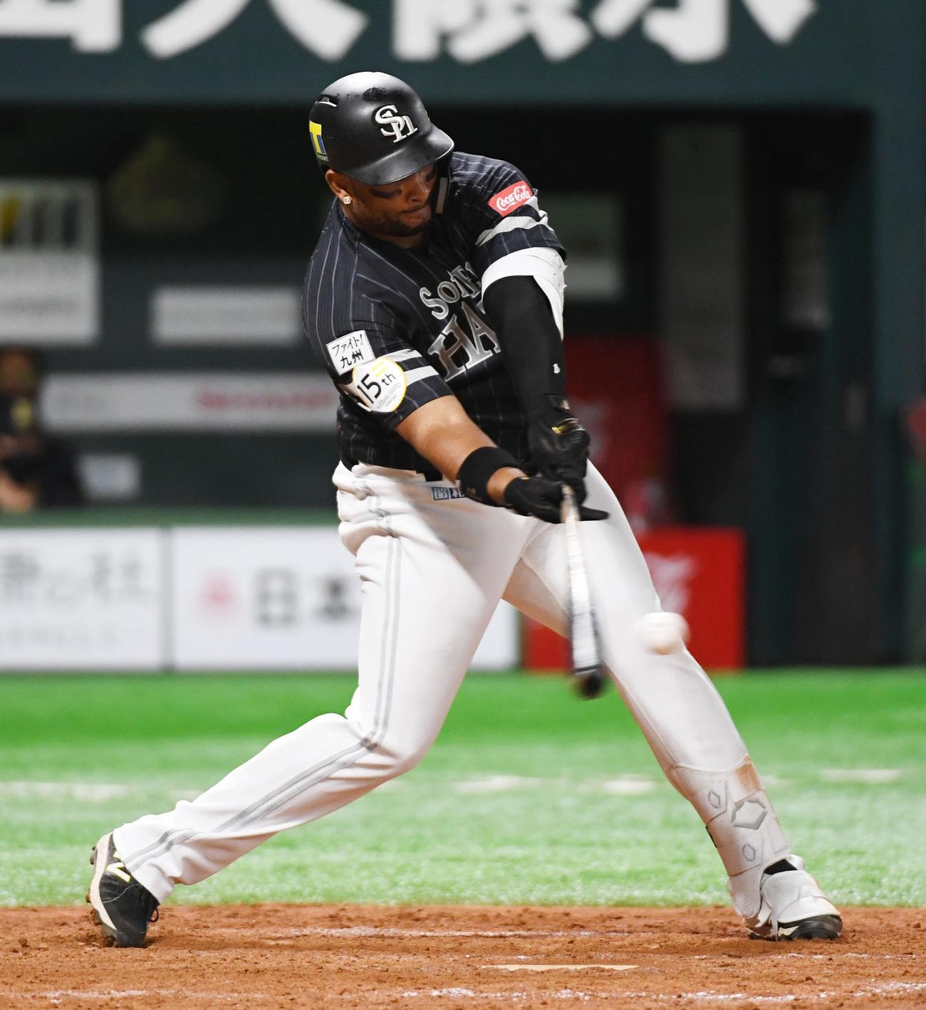 ソフトバンク対オリックス　4回裏ソフトバンク1死、バレンティンは中越えにソロ本塁打を放つ（撮影・今浪浩三）