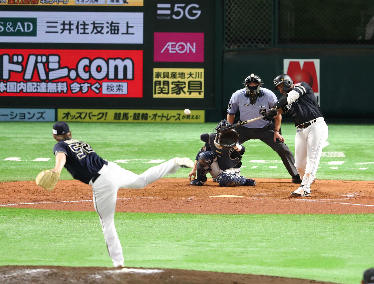 ソフトバンク対オリックス　8回裏ソフトバンク1死一塁、バレンティンは右越え二塁打を放つ（撮影・梅根麻紀）
