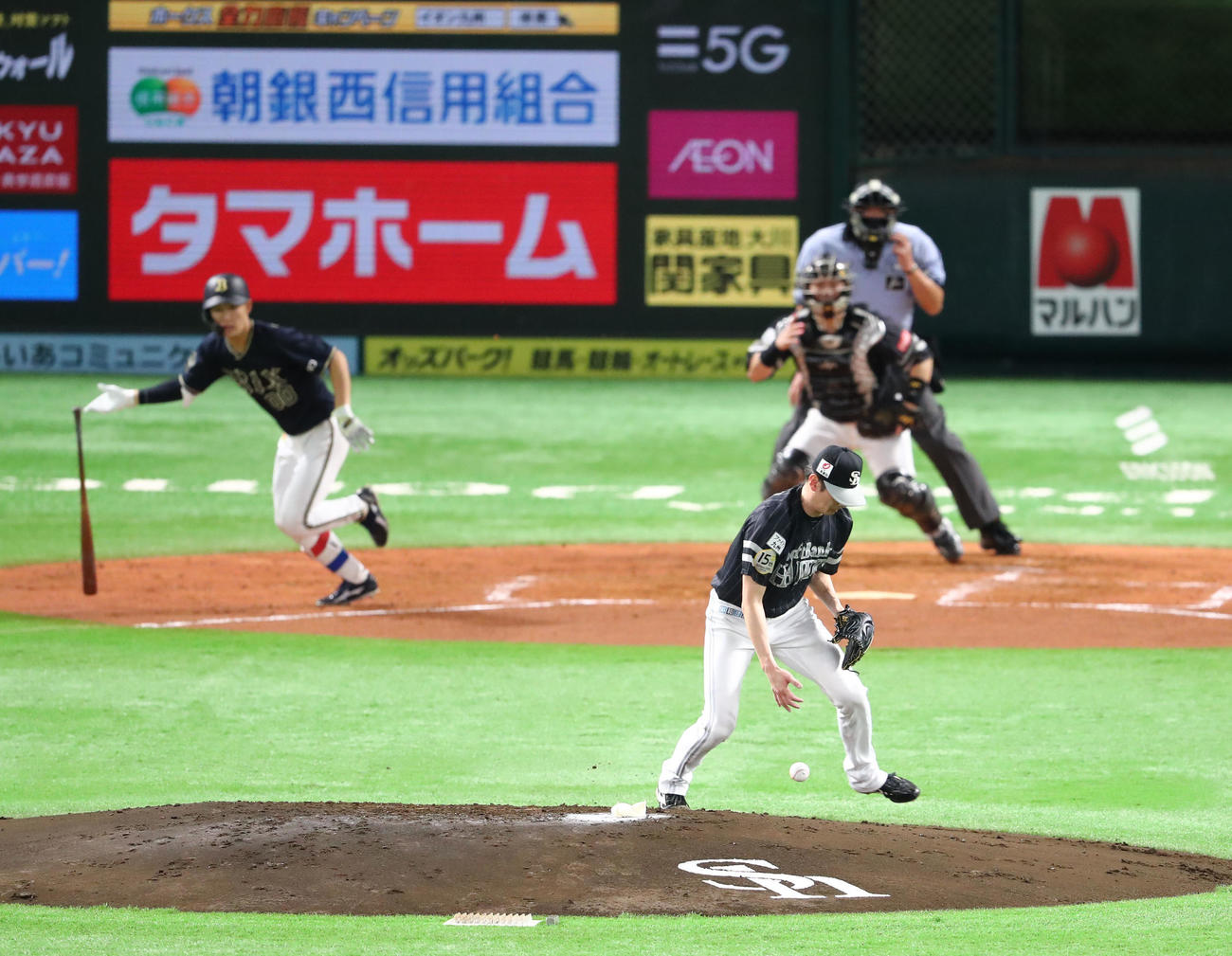 ソフトバンク対オリックス　2回表オリックス1死二塁、西浦の打球をいったん捕球するが落としてしまう二保（撮影・梅根麻紀）