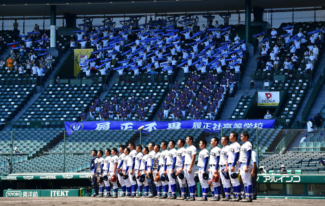 履正社対星稜　星稜に勝利し、校歌が流れる中で履正社のタオルを掲げるスタンドの関係者たち（撮影・岩下翔太）