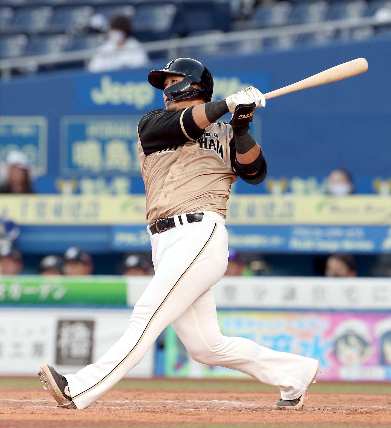 ロッテ対日本ハム　4回表日本ハム無死一塁、中田は左越え2点本塁打を放つ（撮影・佐藤翔太）