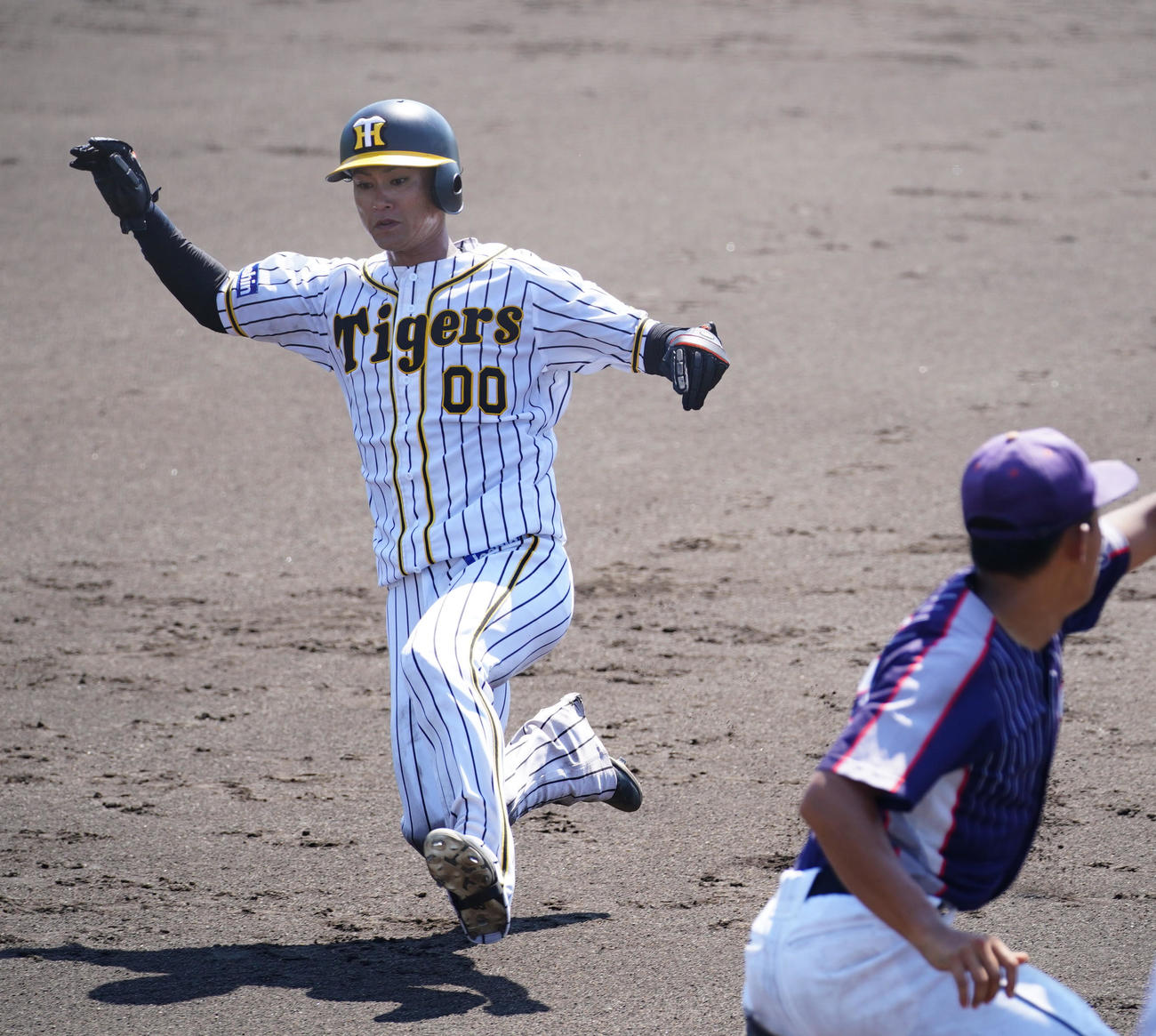 6回1死一、二塁、板山の右飛で三塁へタッチアップする上本（代表撮影）
