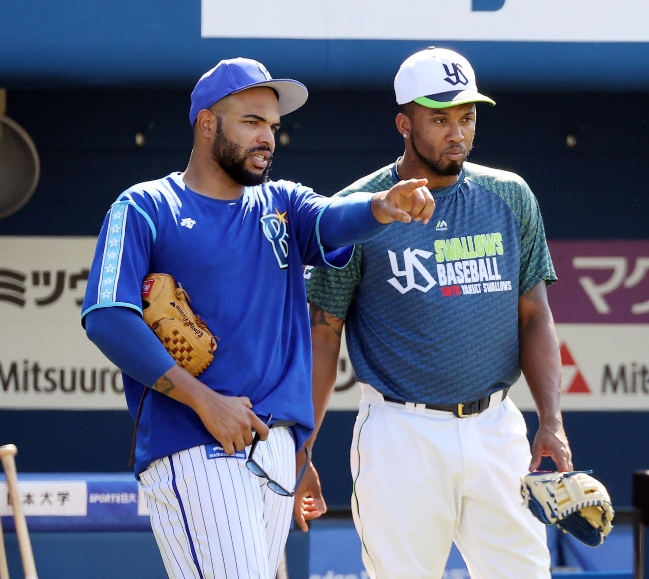 DeNA対ヤクルト　試合前、話し合うDeNAエスコバー（左）とヤクルトのエスコバー（撮影・大野祥一）