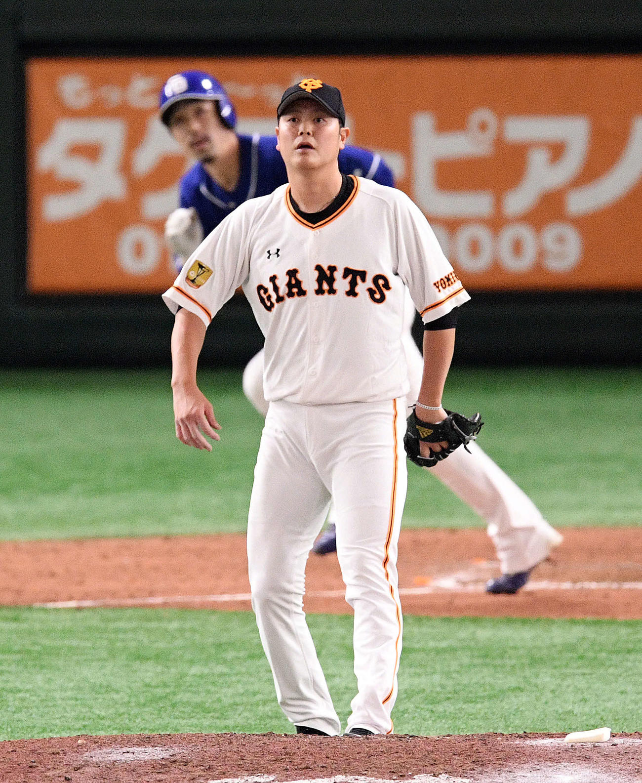 巨人対中日　8回表中日1死満塁、阿部（奥）に2点適時二塁を浴びる宮国（撮影・滝沢徹郎）