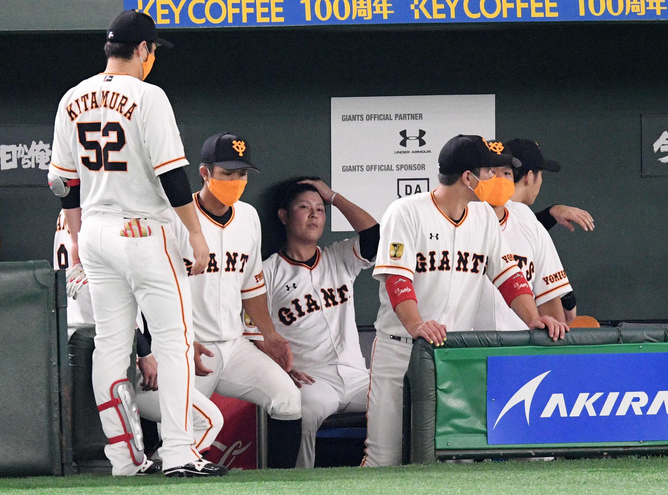 巨人対中日　8回表に4失点した巨人宮国（中央奥）はベンチへ引き揚げ悔しげな表情を見せ（撮影・滝沢徹郎）
