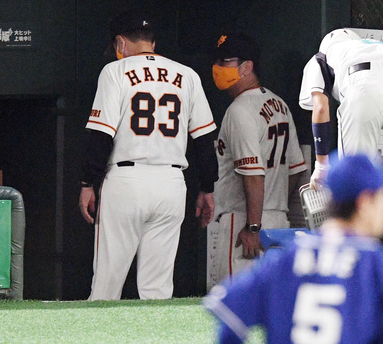 巨人対中日　試合に敗れベンチ裏へ引き揚げる巨人原監督（左）（撮影・滝沢徹郎）