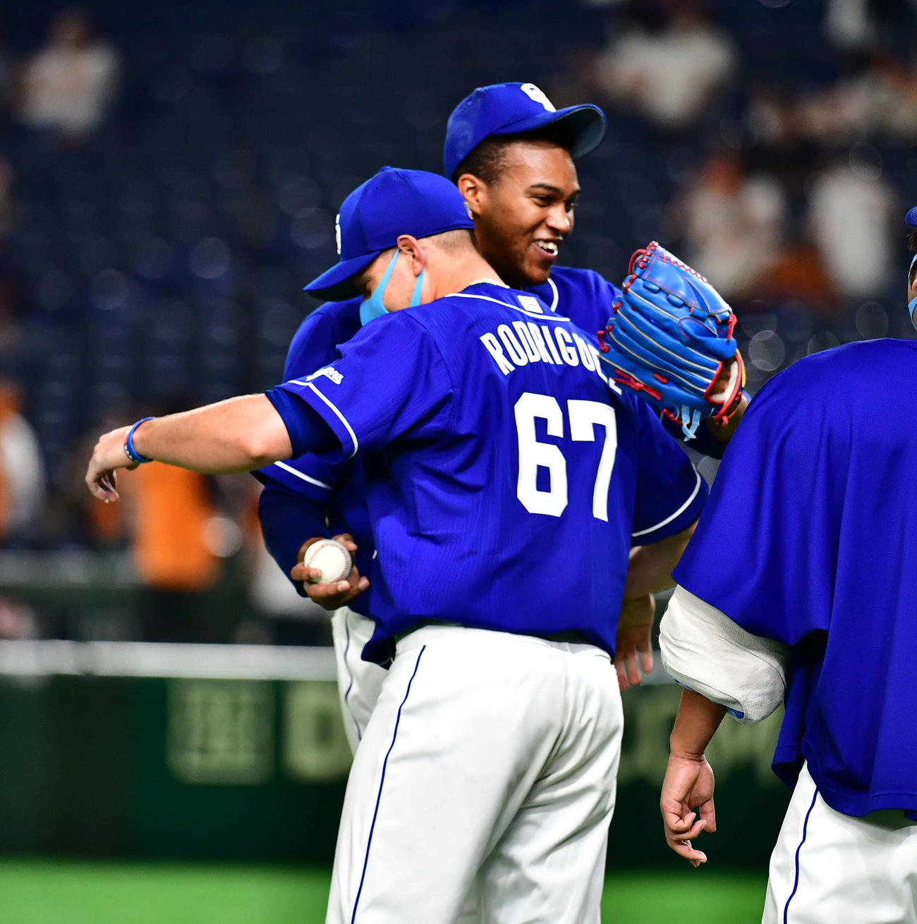 巨人対中日　来日初勝利を飾った中日先発のロドリゲス（手前）は最後を締めたマルティネスからウイニングボールを受け取る（撮影・小沢裕）