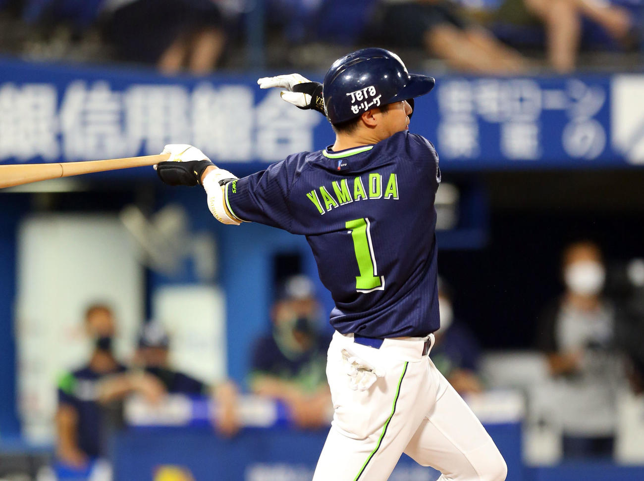 DeNA対ヤクルト　3回表ヤクルト1死二、三塁、左翼線に2点適時打を放つ山田哲（撮影・大野祥一）