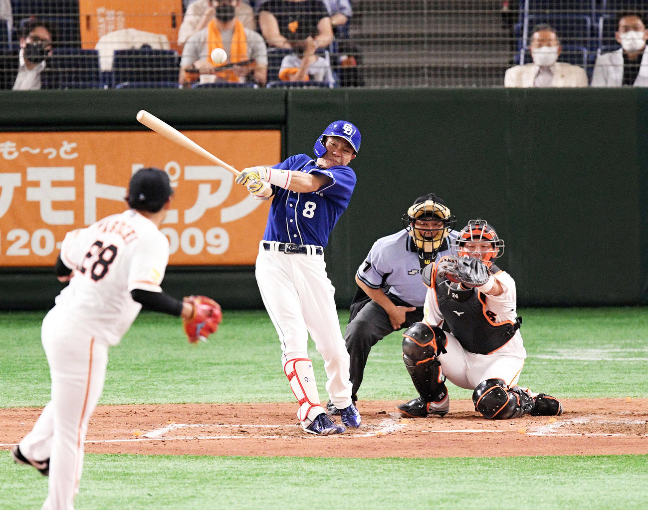 3回表中日2死、大島は右前打を放つ。投手田口（撮影・滝沢徹郎）