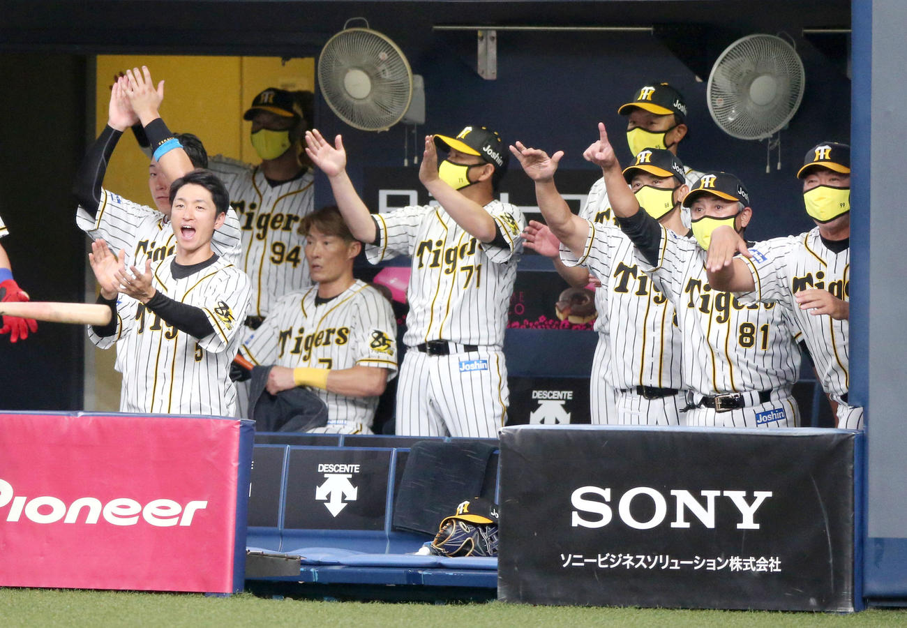 阪神対広島　1回裏阪神2死二塁、ボーアの中前適時打で盛り上がる矢野監督（右から3人目）らベンチ（撮影・上山淳一）