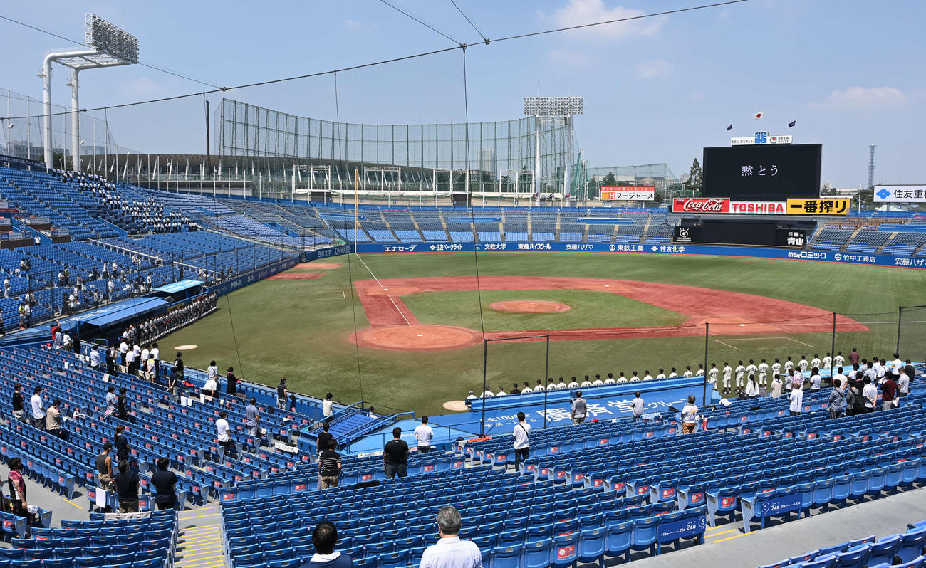 慶大対早大　終戦記念日を迎え、黙とうする両ナイン（撮影・鈴木みどり）