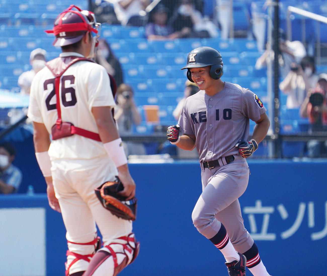 慶大対早大　3回表慶大2死三塁、先制の左越え2点本塁打を放った新美は笑顔で生還（撮影・鈴木みどり）