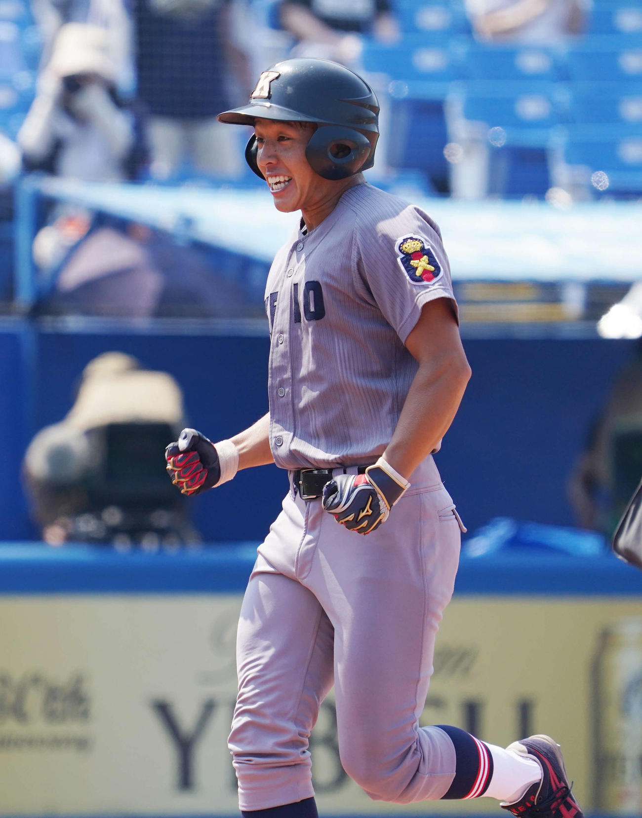 慶大対早大　3回表慶大2死三塁、先生の左越え2点本塁打を放った新美は生還しガッツポーズ（撮影・鈴木みどり）