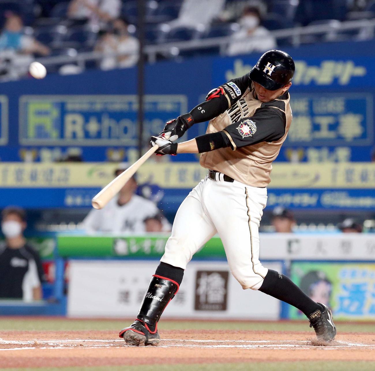 ロッテ対日本ハム　6回表日本ハム1死満塁、宇佐見は左犠飛を放つ（撮影・佐藤翔太）