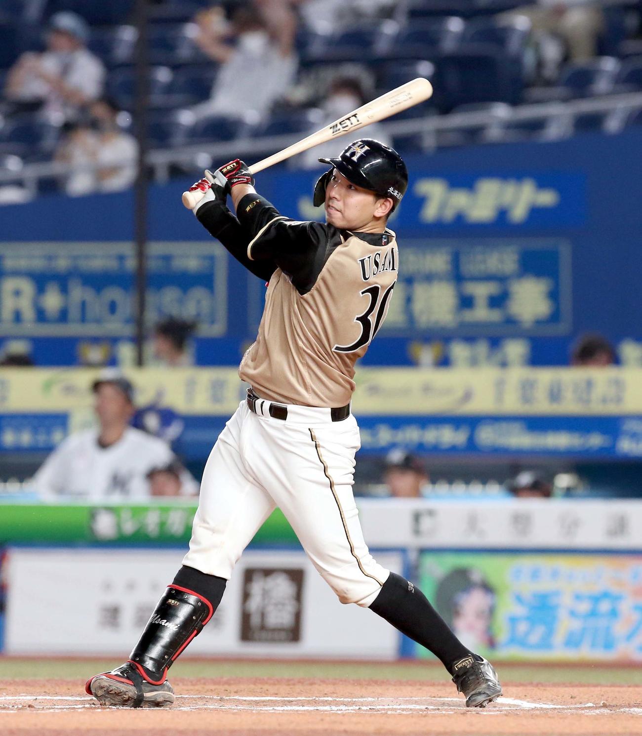 ロッテ対日本ハム　6回表日本ハム1死満塁、宇佐見は左犠飛を放つ（撮影・佐藤翔太）