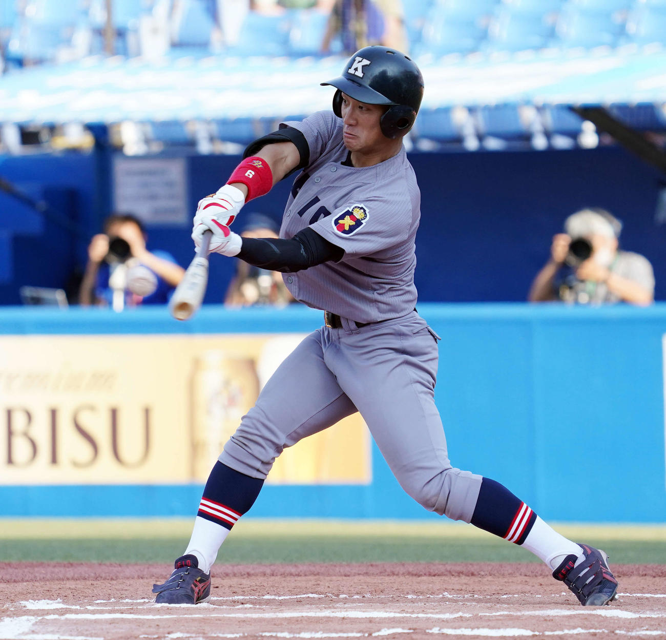 慶大対早大　タイブレークの10回表慶大無死二、三塁、勝ち越しの2点適時三塁打を放つ橋本典（撮影・鈴木みどり）
